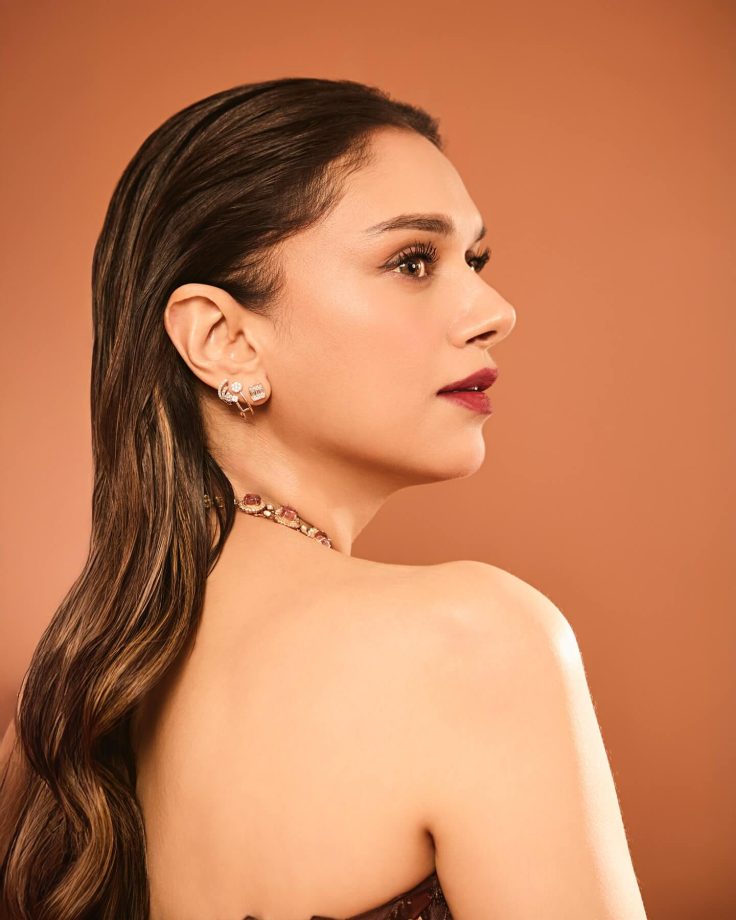Aditi Rao Hydari Shines in an Elegant Off-Shoulder Brown Dress 943997