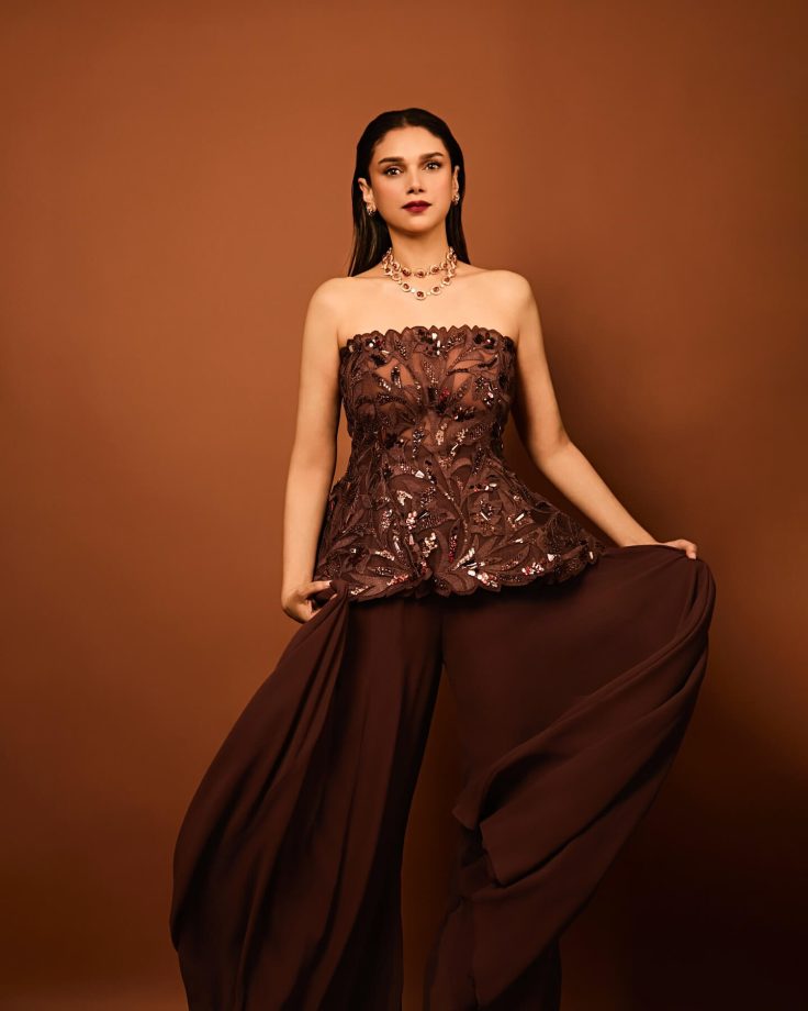 Aditi Rao Hydari Shines in an Elegant Off-Shoulder Brown Dress 944001