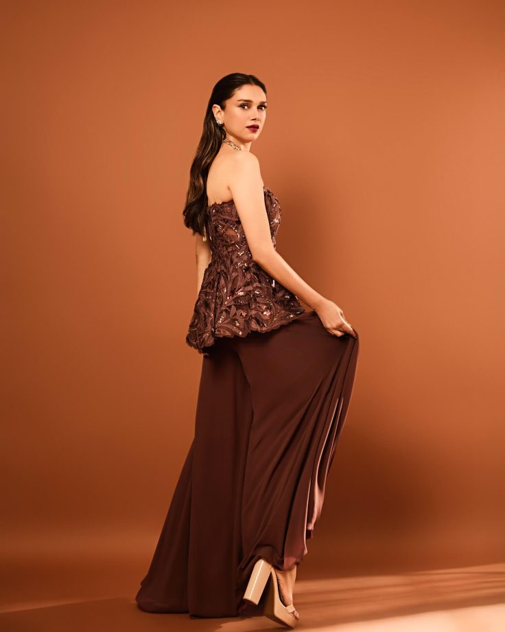 Aditi Rao Hydari Shines in an Elegant Off-Shoulder Brown Dress 944002