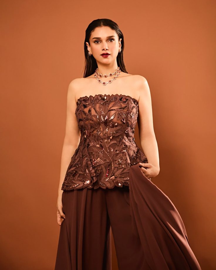 Aditi Rao Hydari Shines in an Elegant Off-Shoulder Brown Dress 944003