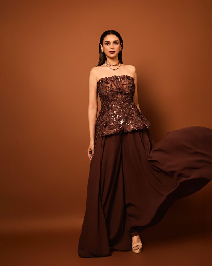 Aditi Rao Hydari Shines in an Elegant Off-Shoulder Brown Dress 944004