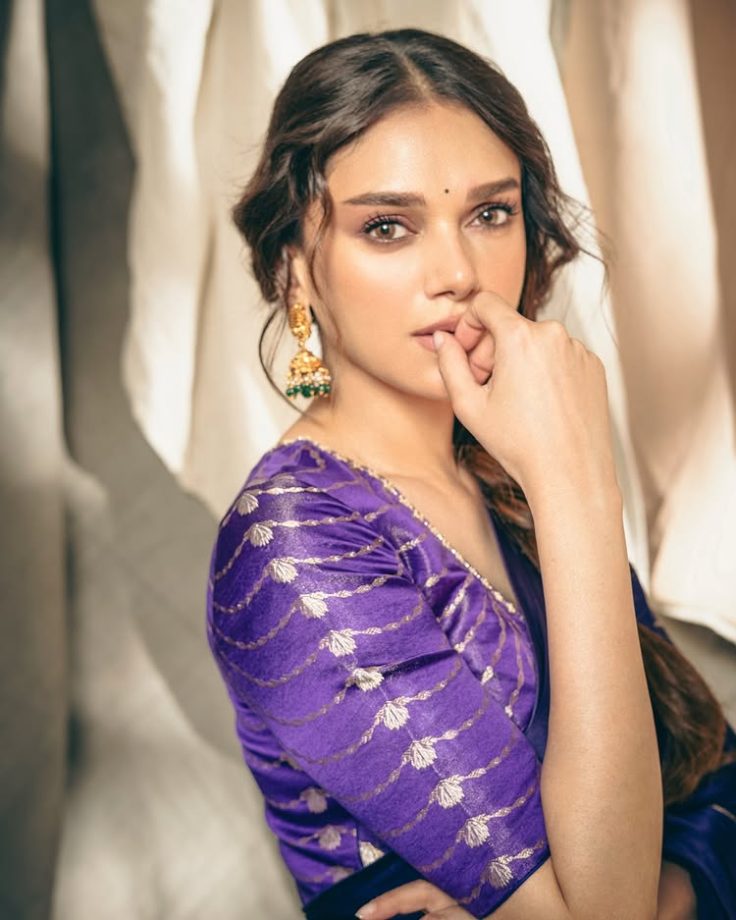 Aditi Rao Hydari Stuns in a Graceful Purple Saree 943347