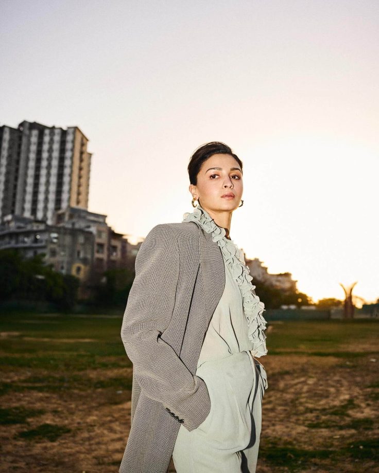 Alia Bhatt's Golden Hour Glow In Chic Gray Blazer Is Unmissable - See Here! 943171