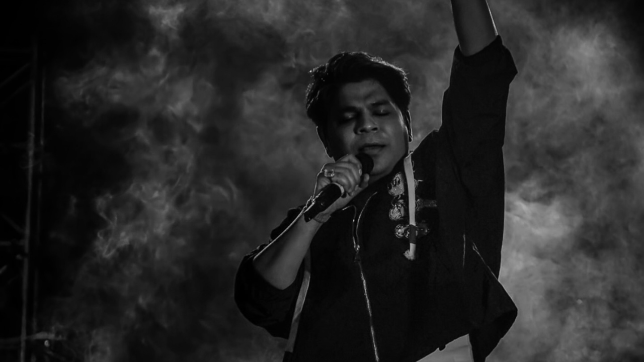 Ankit Tiwari's Vrindavan Concert Creates Magic as he replaces the word 'Yara' with 'Radha' for "Sun Raha Hai Na Tu" 944320