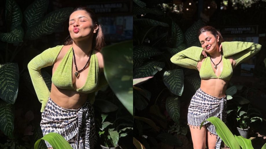 Avneet Kaur Raises Heat In Sunkissed Moments Wearing Green Bralette & White Skirt, Check Here! 946455