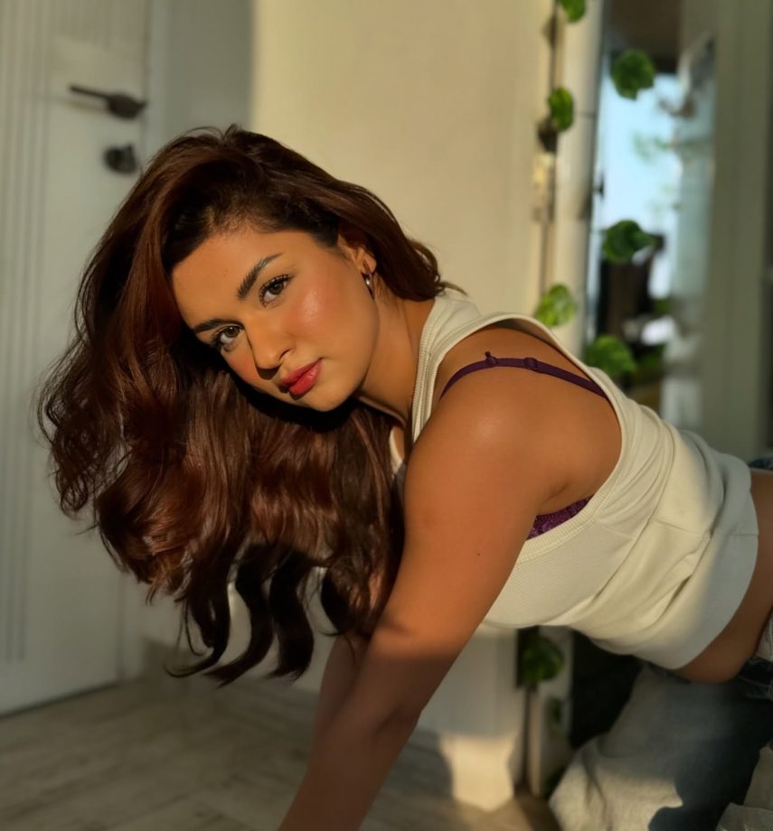 Avneet Kaur Turns Up Heat In Summer With Her Bold Unbuttoned Jeans Look 942949