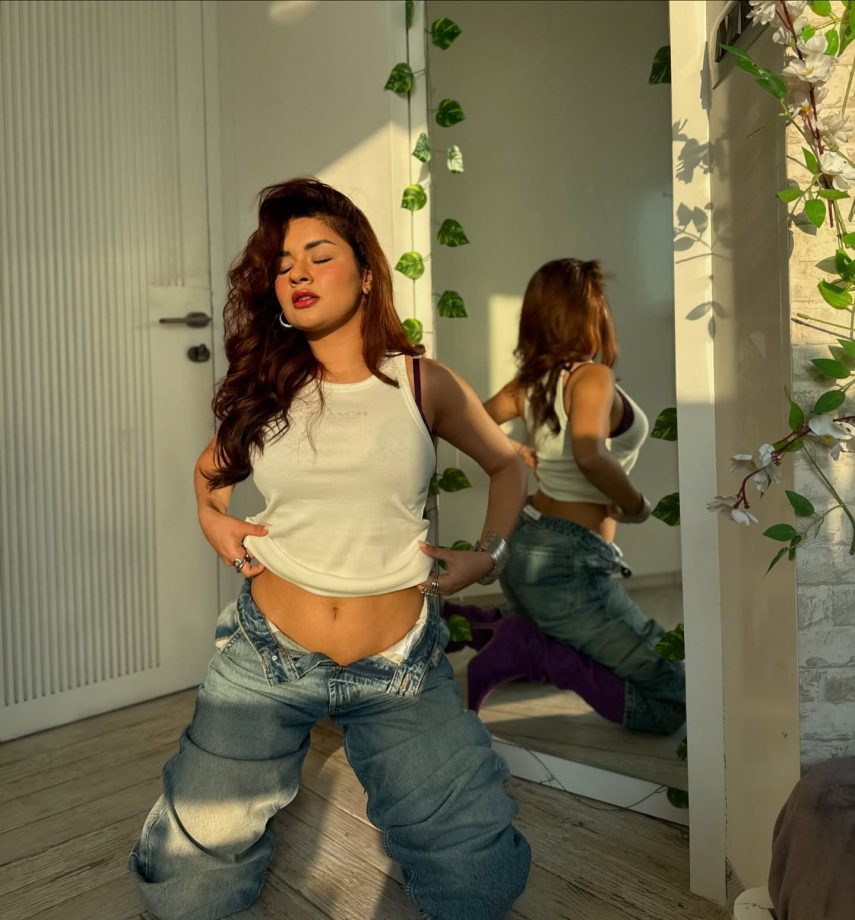 Avneet Kaur Turns Up Heat In Summer With Her Bold Unbuttoned Jeans Look 942944