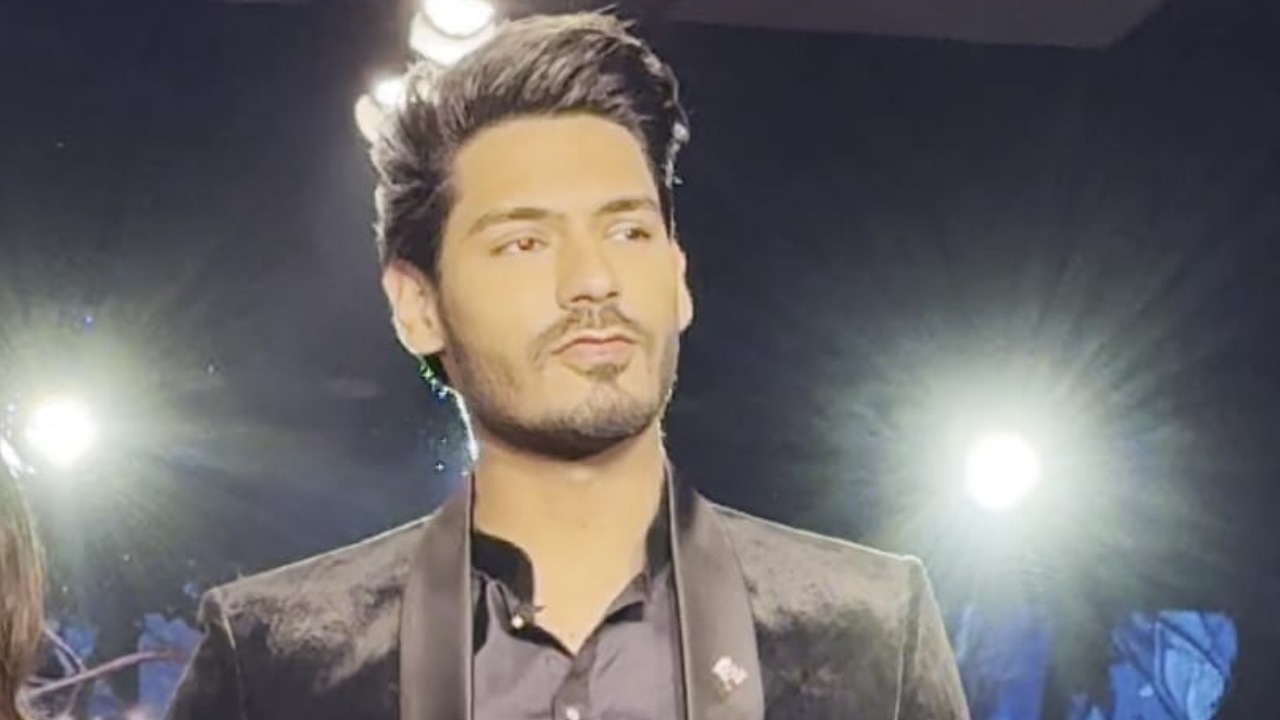 Bigg Boss 18 Fame Digvijay Rathee Turns Up Heat On The Runway In Black Suit, See Video 944091