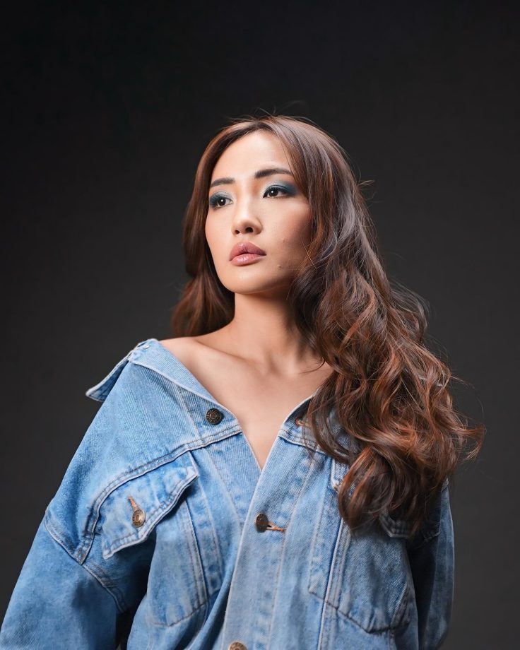 Chum Darang Turns Up Heat In Oversized Denim Shirt – See Bold Photos 943467