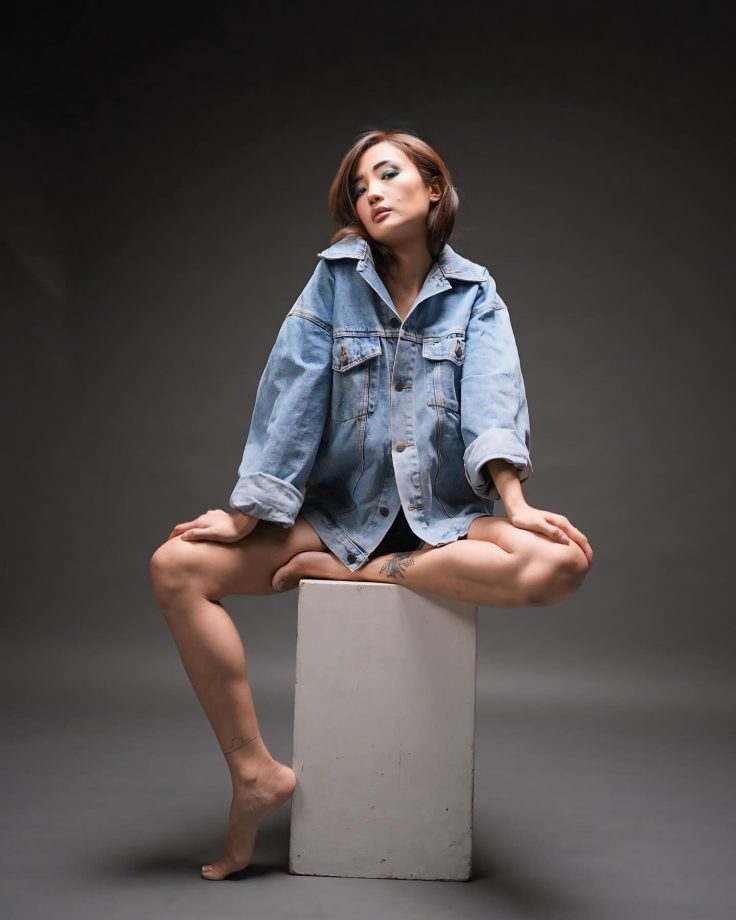 Chum Darang Turns Up Heat In Oversized Denim Shirt – See Bold Photos 943468