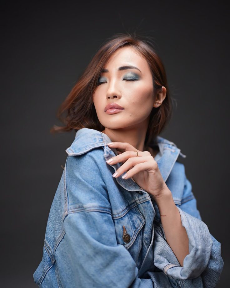 Chum Darang Turns Up Heat In Oversized Denim Shirt – See Bold Photos 943469