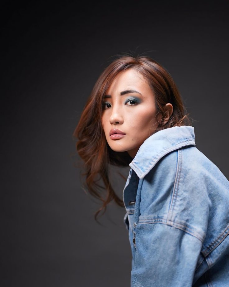 Chum Darang Turns Up Heat In Oversized Denim Shirt – See Bold Photos 943471