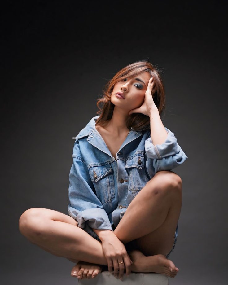 Chum Darang Turns Up Heat In Oversized Denim Shirt – See Bold Photos 943472