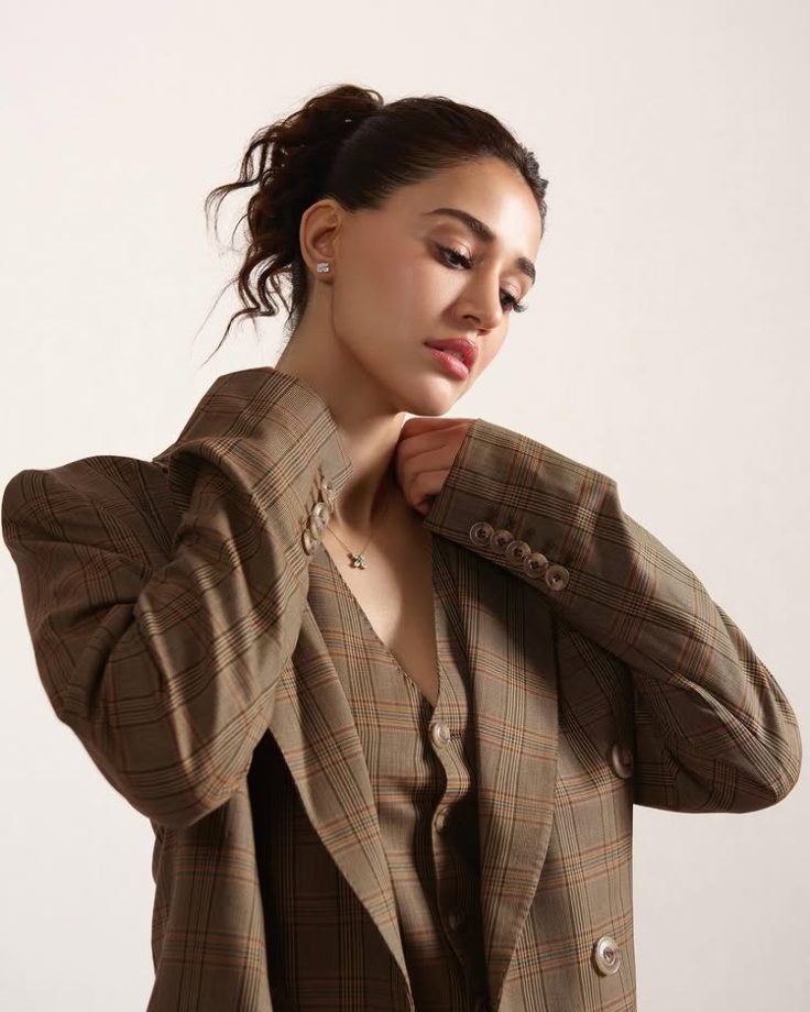 Disha Patani Effortlessly Blends Formal and Casual in a Chic Co-Ord Set 943398