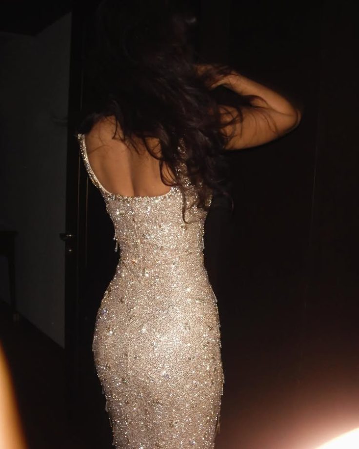 Disha Patani in a Golden Shimmery Dress for a Glamorous Look 945143