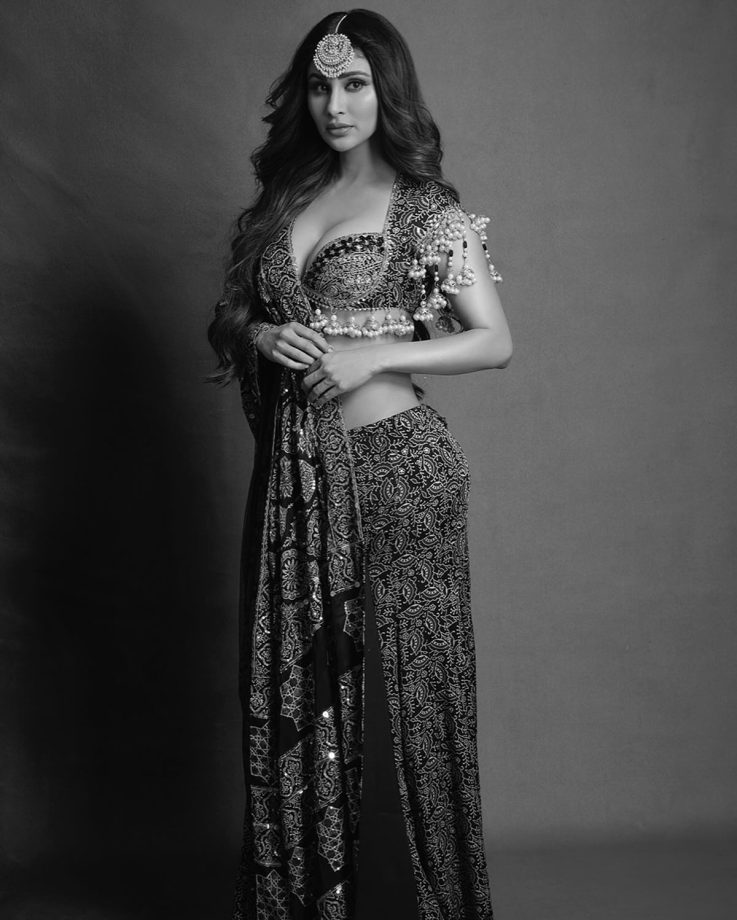 In Photos: Mouni Roy Slays Fusion Fashion In Sultry Black Ajrakh Saree-Lehenga Look 944407