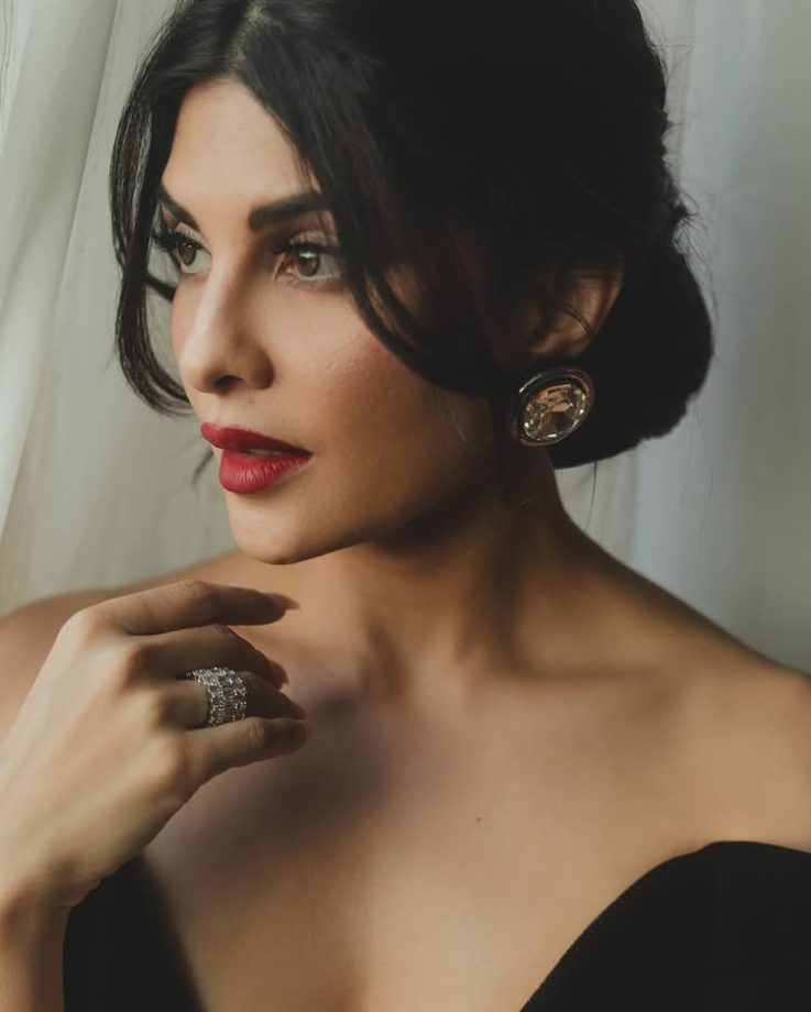 Jacqueline Fernandez's Black Mini Dress is the Ultimate Showstopper 945127