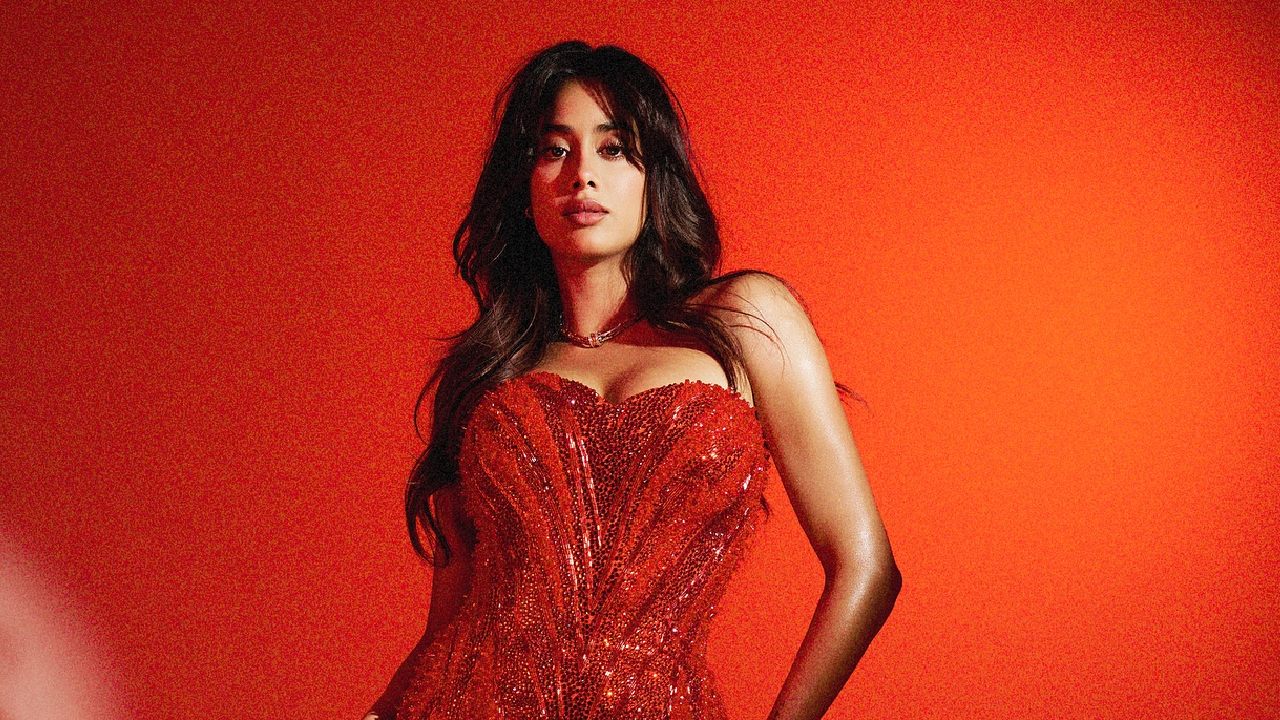 Janhvi Kapoor Dazzles in a Glamorous Red Bodycon Gown 944077