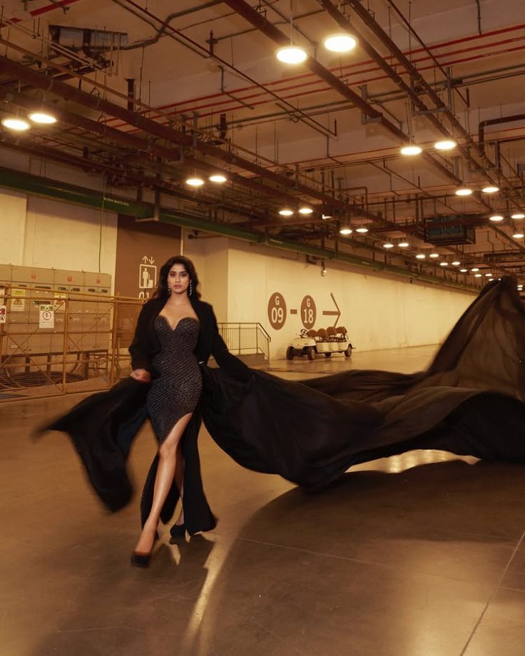 Janhvi Kapoor’s Glamorous Look is the Ultimate Party Outfit 943420