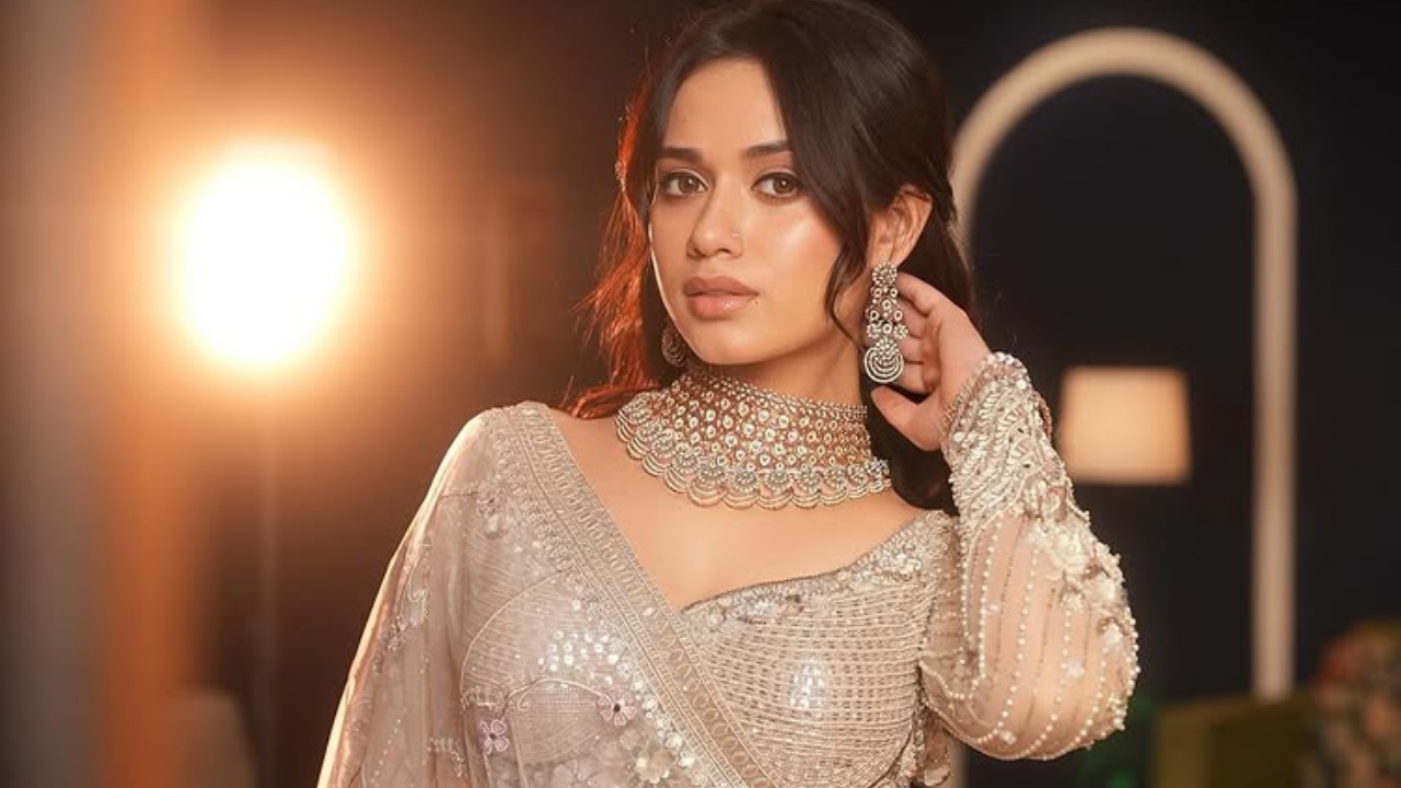 Jannat Zubair Exudes Timeless Elegance in a Silver Lehenga 945163