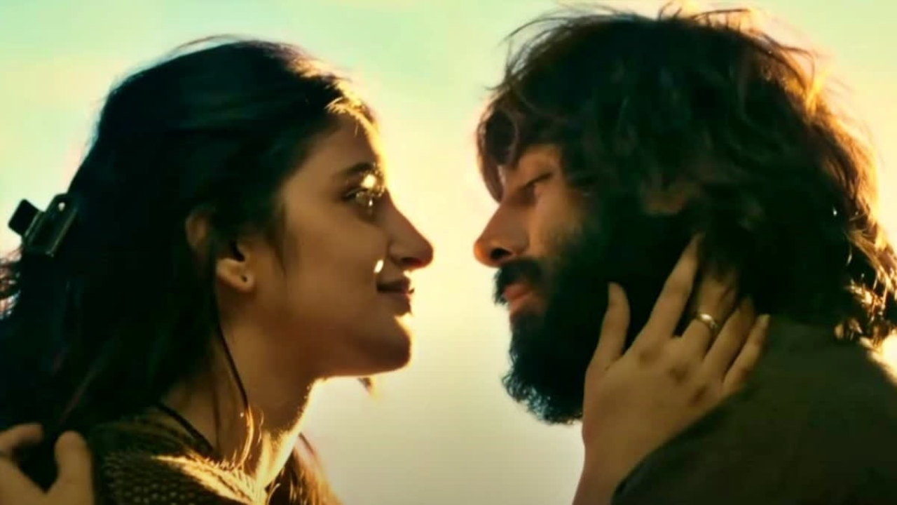 Kartik Aaryan & Sreeleela’s Film Faces Repeated Leaks Online; Furious Fans Say 'Don't Need To Go To Theatre' 942995