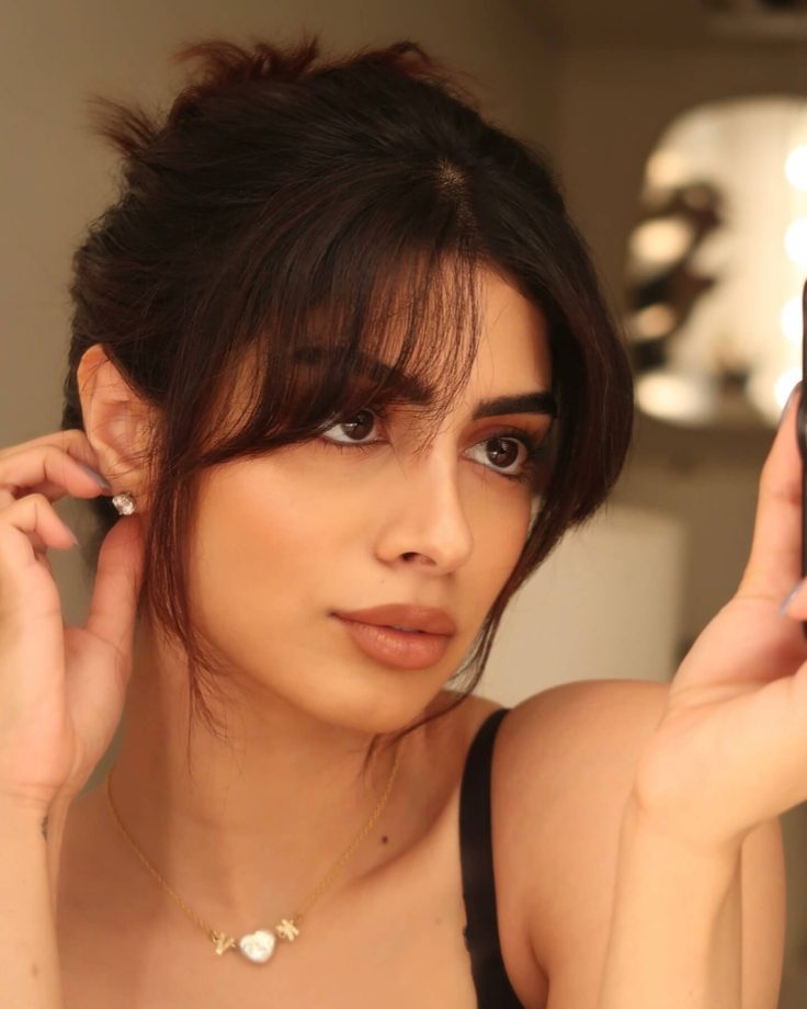 Khushi Kapoor Rocks the Effortless Chic Look in a Checkered Dress 946025