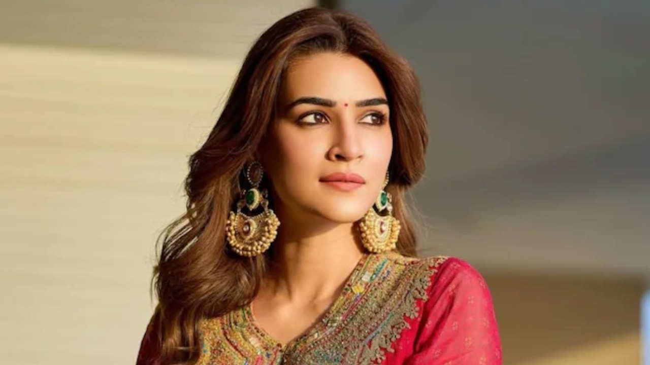 Kriti Sanon Turns Heads While Shooting in Her Hometown Delhi for Upcoming Film Tere Ishk Mein 944985
