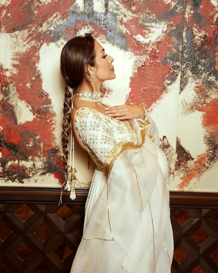 Malaika Arora Dazzles in a Regal White Anarkali 943362