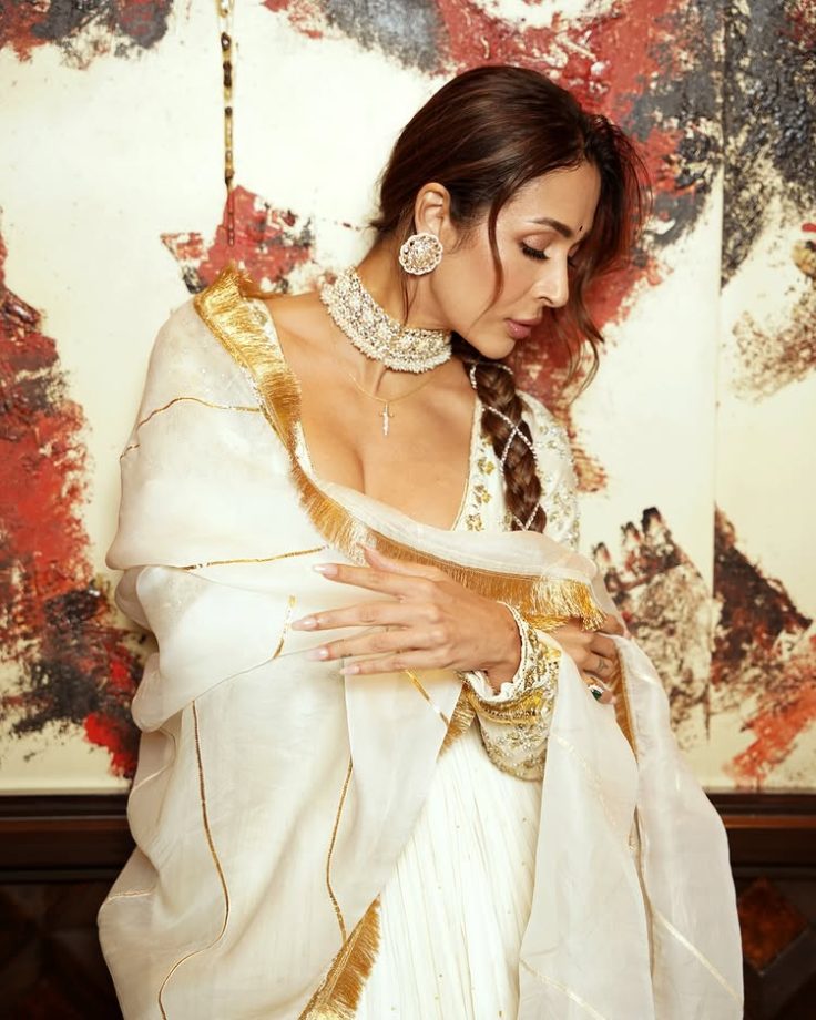 Malaika Arora Dazzles in a Regal White Anarkali 943364