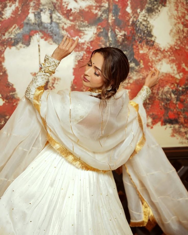 Malaika Arora Dazzles in a Regal White Anarkali 943365