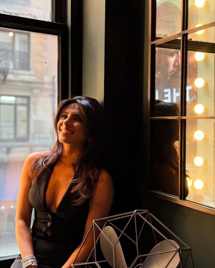 Priyanka Chopra Kisses Hubby Nick Jonas At His Broadway Debut - See Viral Pics 943830