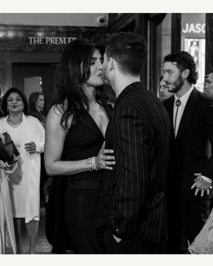 Priyanka Chopra Kisses Hubby Nick Jonas At His Broadway Debut - See Viral Pics 943831