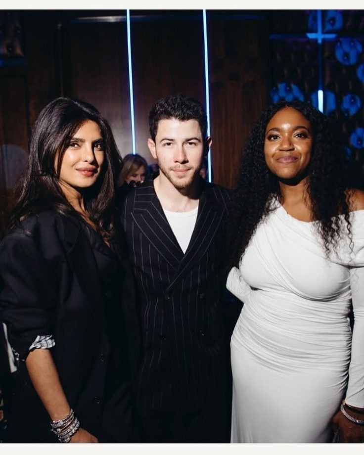 Priyanka Chopra Kisses Hubby Nick Jonas At His Broadway Debut - See Viral Pics 943832