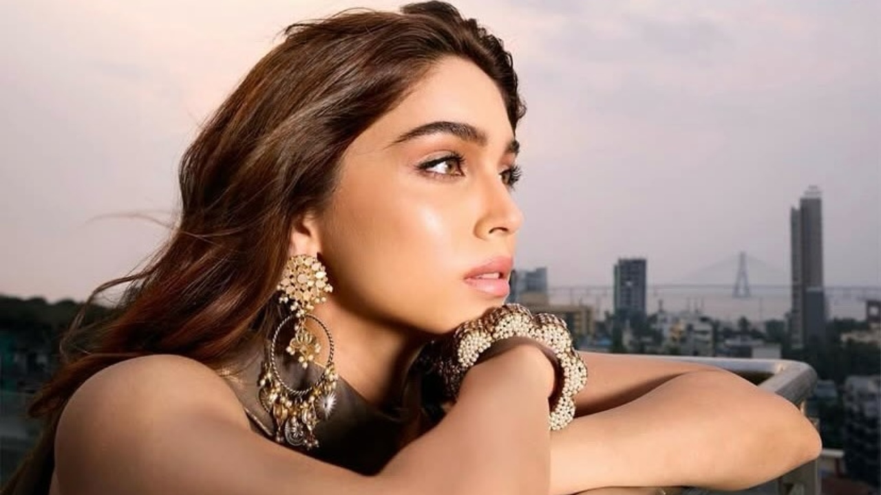 Sharvari Wagh Brings Regal Drama in Metallic Lehenga Look 945922