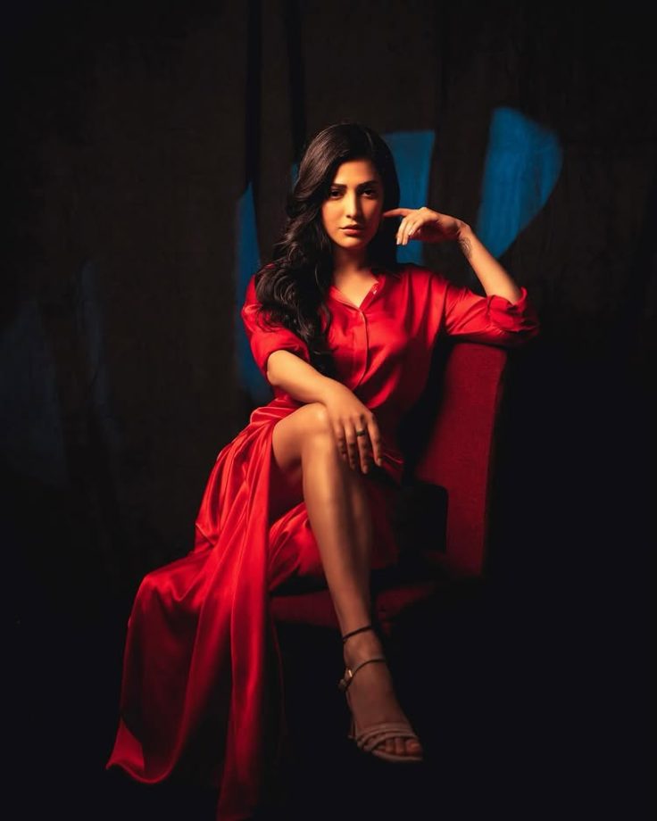 Shruti Haasan turns up the heat in a chic red outfit 945070