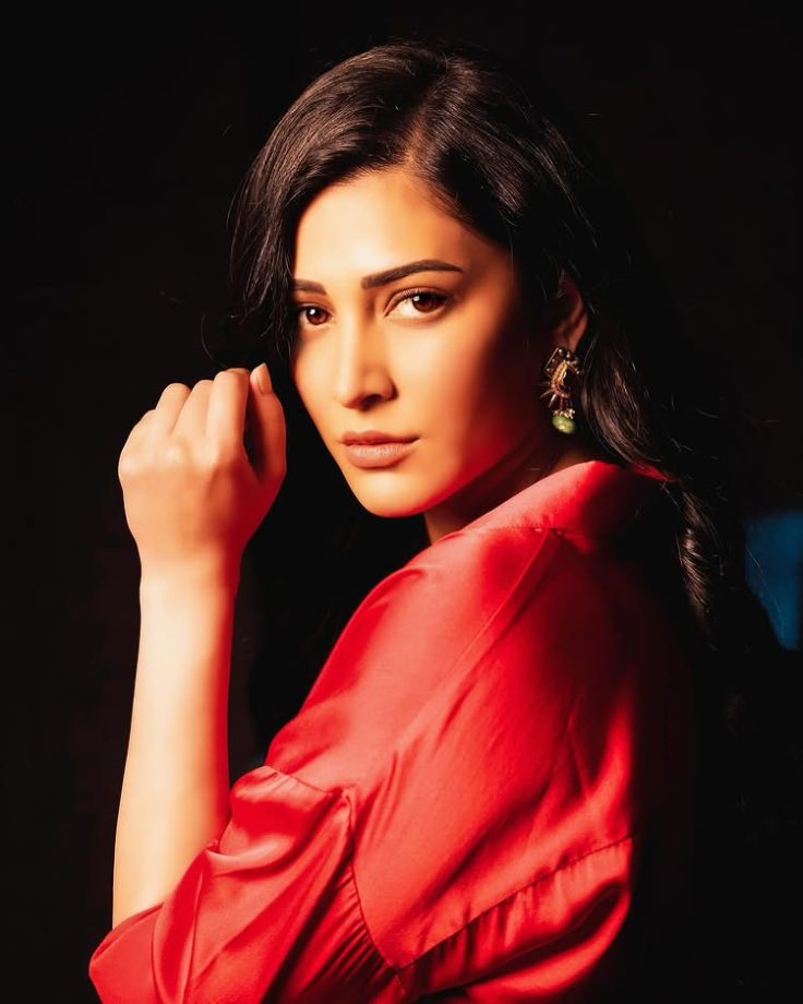 Shruti Haasan turns up the heat in a chic red outfit 945073