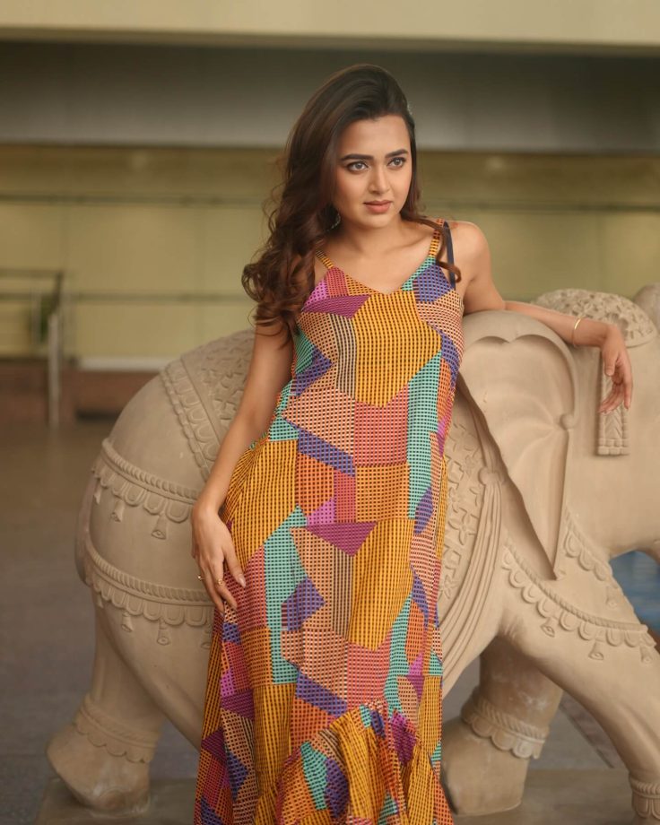 Slay This Summer in Style: Celebrity-Approved Floral Dresses and Bold Prints 944620