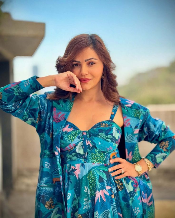 Slay This Summer in Style: Celebrity-Approved Floral Dresses and Bold Prints 944621