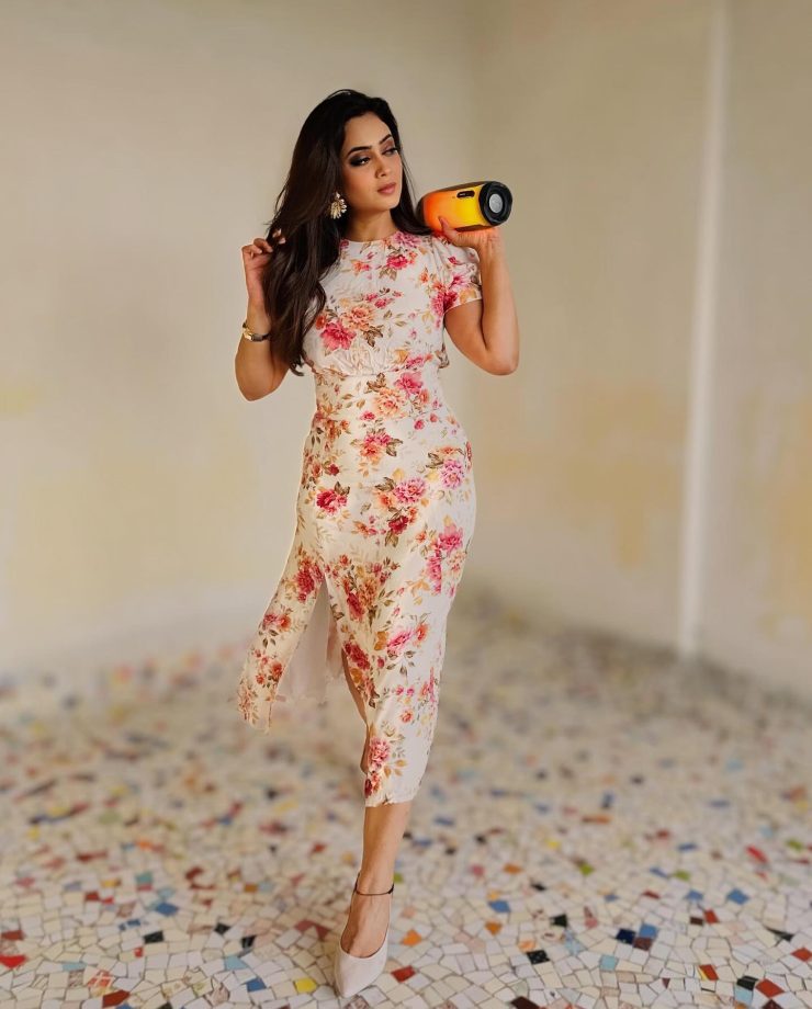 Slay This Summer in Style: Celebrity-Approved Floral Dresses and Bold Prints 944615