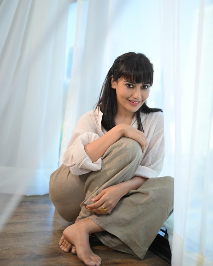 Surbhi Jyoti Keeps It Effortlessly Chic in a Classic Black and Grey Look 944039