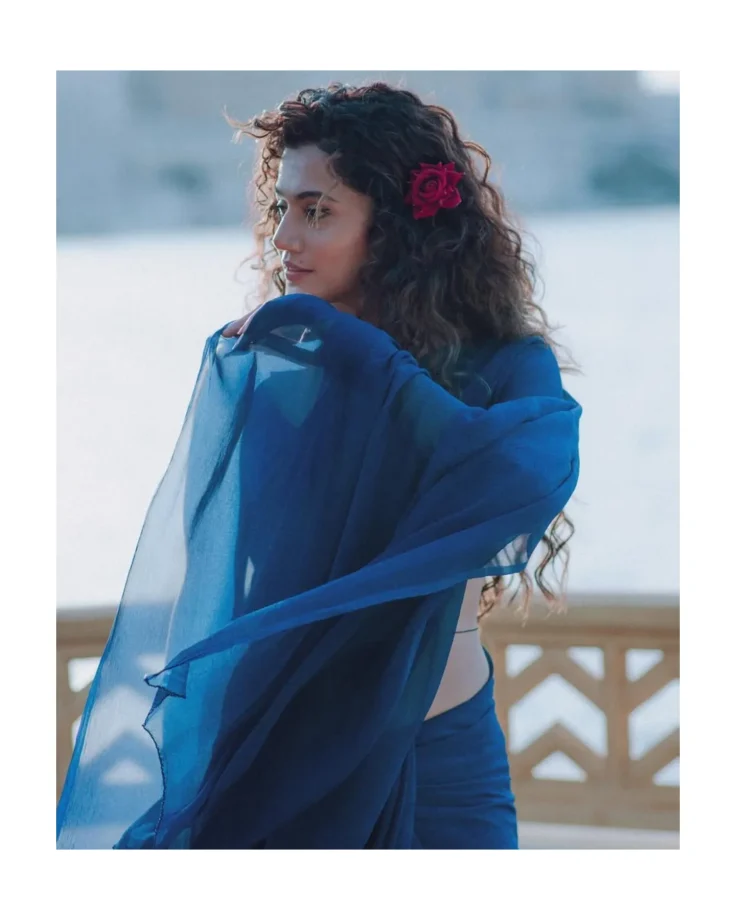 Taapsee Pannu’s Heartwarming Gesture Creates a Cherished Moment for an Elderly Couple 943115