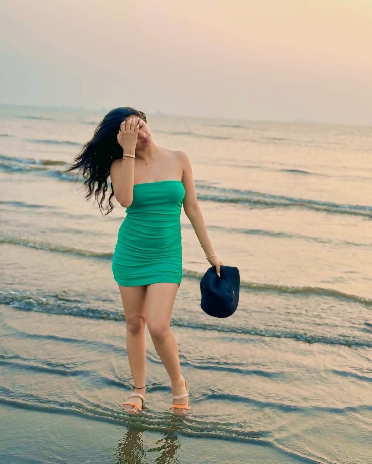 Yeh Rishta Kya Kehlata Hai Actor Garvita Sadhwani's Bold & Comfy Beach Looks 943633