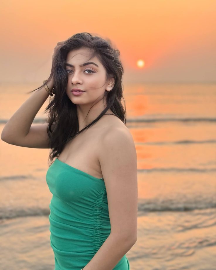 Yeh Rishta Kya Kehlata Hai Actor Garvita Sadhwani's Bold & Comfy Beach Looks 943634