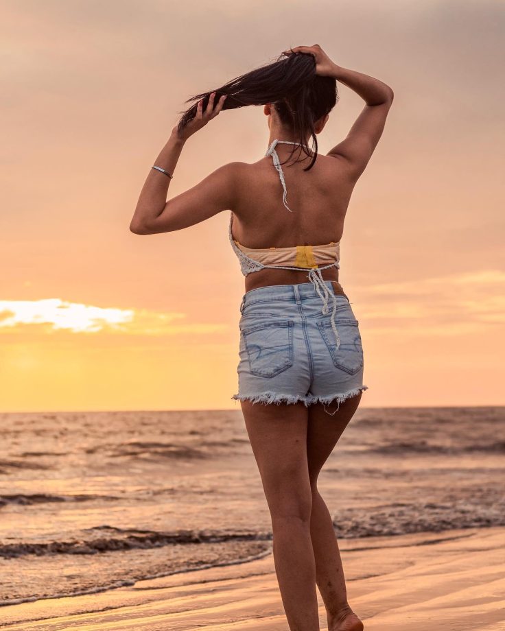 Yeh Rishta Kya Kehlata Hai Actor Garvita Sadhwani's Bold & Comfy Beach Looks 943638