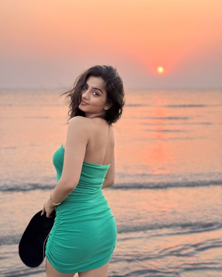 Yeh Rishta Kya Kehlata Hai Actor Garvita Sadhwani's Bold & Comfy Beach Looks 943632