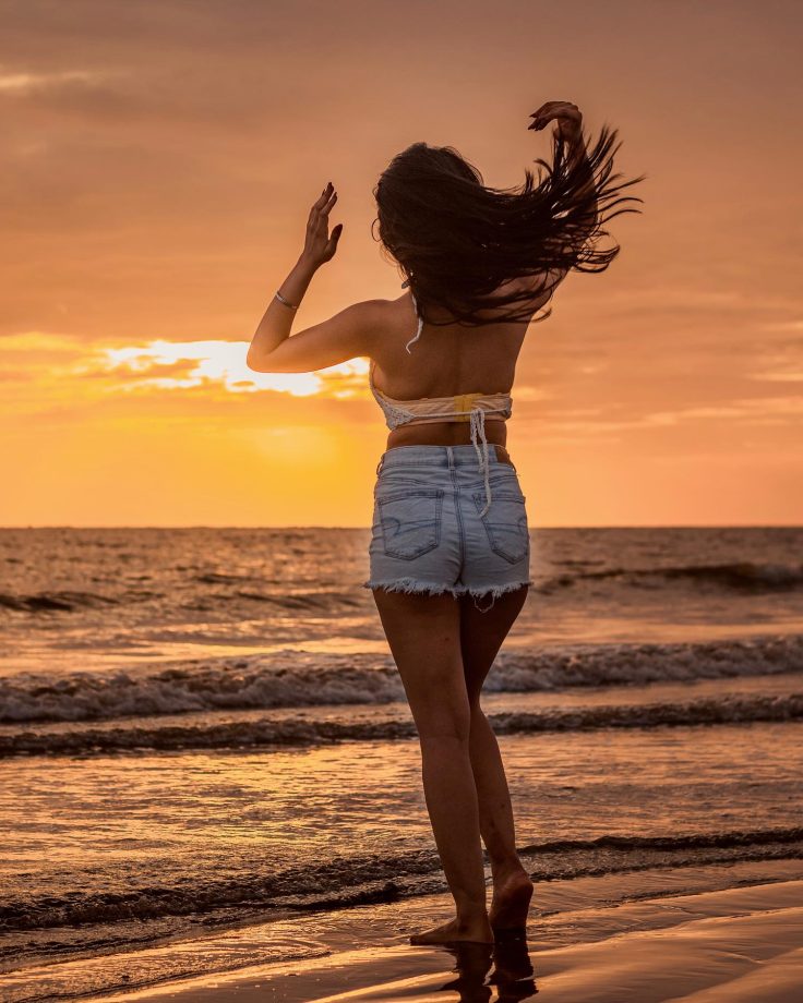 Yeh Rishta Kya Kehlata Hai Actor Garvita Sadhwani's Bold & Comfy Beach Looks 943639