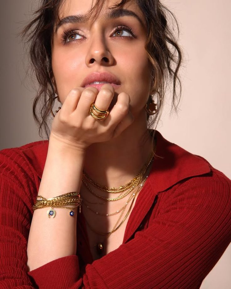 Shraddha Kapoor's Messy Hair, Glossy Lips & Golden Chains Are the Statement We Needed 948260