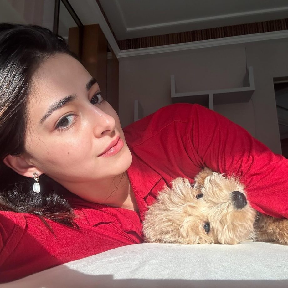 Ananya Panday Shares Adorable Moments with Her Furry Friend on Instagram 948385