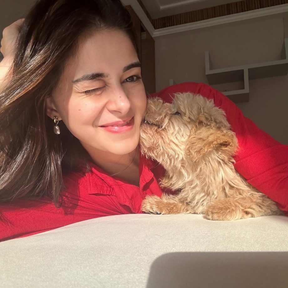 Ananya Panday Shares Adorable Moments with Her Furry Friend on Instagram 948389