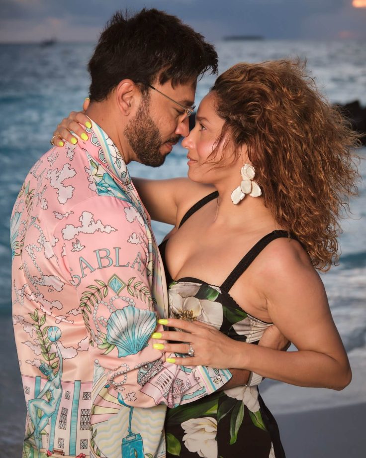 Ankita Lokhande And Vicky Jain Set Fire On Beach - See Their Romantic Pics 948633